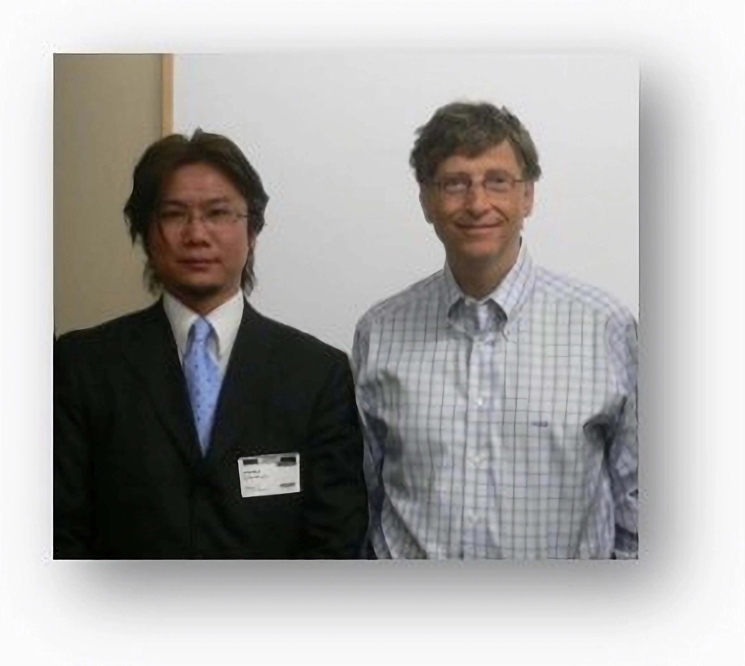 This image has an empty alt attribute; its file name is Naoto-Suzuki-with-Bill-Gates-former-chairman-of-Microsoft-52a8f2ae869d57406251-scaled.jpg